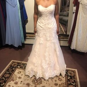 Maggie Sottero strapless gown. Never worn (after try on)